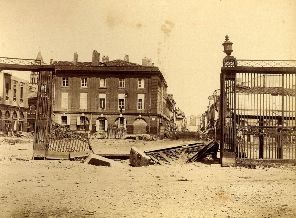 Photo du portail de la place intérieure de Saint-Cyprien (Toulouse) éventré par la crue du 23 juin 1875.